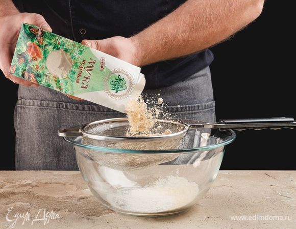 Смешайте кедровую муку «Зеленая гора» с пшеничной мукой, просейте в емкость.
