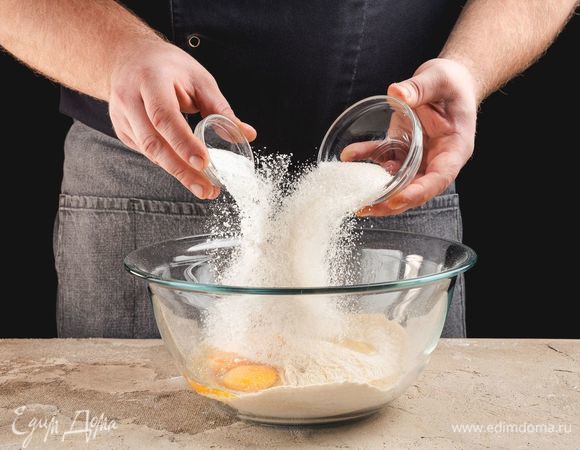 Добавьте к муке сахар, соду и яйца.