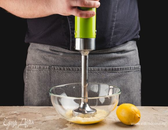 Лимон промойте, измельчите в блендере либо пропустите через мясорубку.