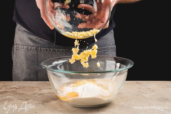 Полученную смесь добавьте в тесто, перемешайте.