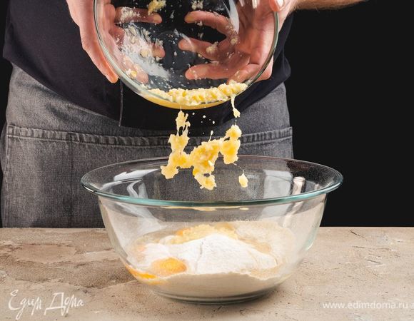 Полученную смесь добавьте в тесто, перемешайте.