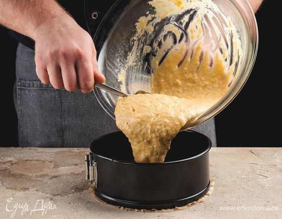 Форму для выпечки смажьте маслом, заполните тестом.