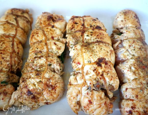 Обжарить на разогретой с оливковым маслом сковороде со всех сторон. Переложить в жаропрочную форму, в промежутки между филе поместить оставшиеся шампиньоны.