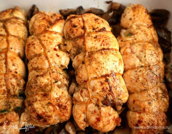 Поместить в духовку на 30 минут, несколько раз полить образовавшейся жидкостью.