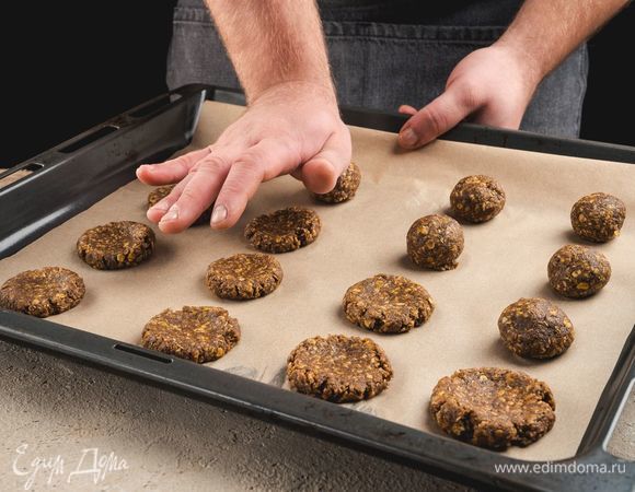 Сформируйте из полученного теста печенье и выложите на противень, застеленный пергаментом.