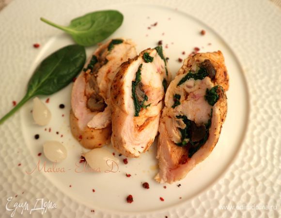 Остывшие рулеты после того, как ночь они проведут в холодильнике, можно тонко нарезать на бутерброды.