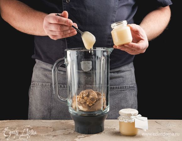 Влейте 1 ч. л. таежного меда «Сердце Алтая».