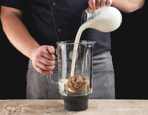 Залейте ингредиенты йогуртом и перемешайте в блендере.