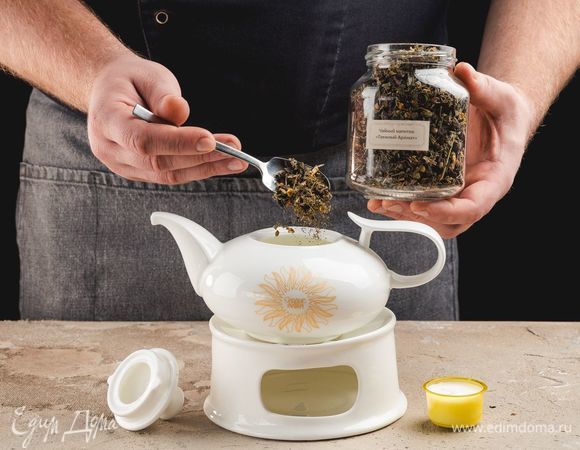 Вскипятите 0,5 л воды и остудите ее до 90°C. Отмерьте 2 ч. л. чайного напитка ТМ «Сердце Алтая» и всыпьте в заварочный чайник.