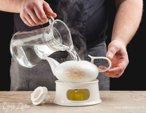 Залейте чайный напиток водой и слейте воду. Это позволит раскрыться вкусу и аромату напитка.