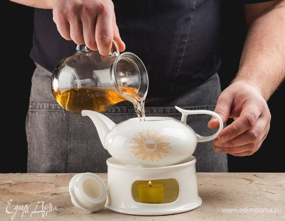 Затем влейте воду обратно. Накройте чайник крышкой и оставьте на 10–15 минут, чтобы травы заварились.