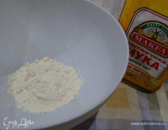 Муку пшеничную MAKFA просеиваем.