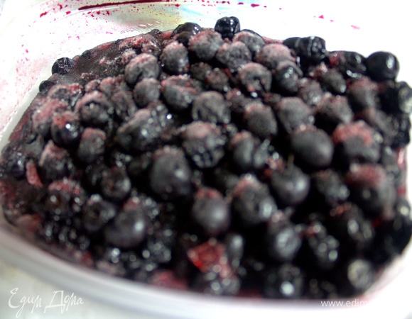 Чернику лучше замораживать порционно или купить замороженную в магазине.