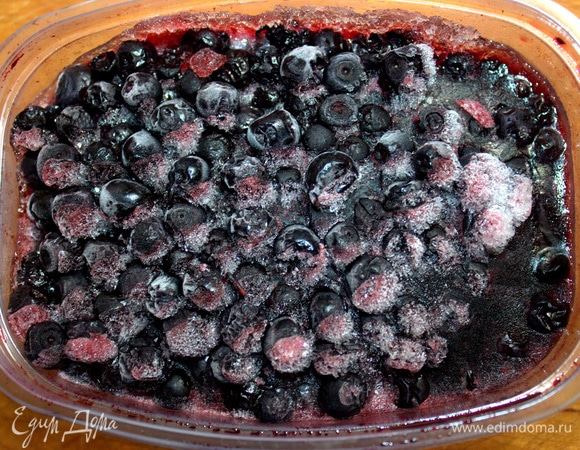 Можно слегка разморозить или сразу взбивать, не размораживая.