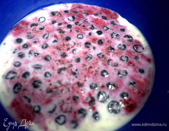 Влить половину молока и высыпать ягоды.