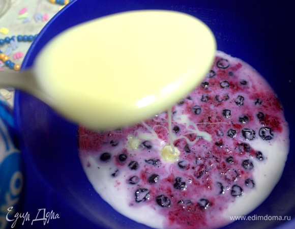 Добавить сгущенку по вкусу.