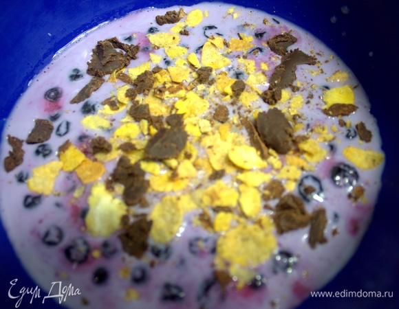 Добавить немного кукурузных хлопьев без сахара и тертый шоколад (50–80% какао).