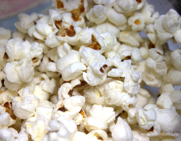 Подаем с попкорном, который мы делаем сами (https://www.edimdoma.ru/retsepty/80504-popkorn-v-karameli), и поливаем потом соусом.