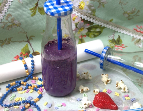 Такой коктейль утолит тягу к сладкому и поднимет настроение.