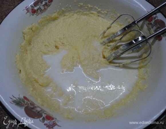 Мягкое сливочное масло с сахаром и ванильным сахаром взбиваем 5 минут до пышности, затем добавляем яйцо и взбиваем еще минутку. Вливаем молоко, взбиваем.