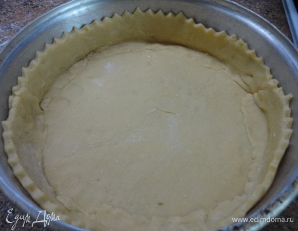 Разъемную форму я слегка смазала растительным маслом. Основную часть теста раскатайте тоненько и выложите им дно, формируя бока формы высотой примерно 3,5–4 см, и уберите тоже в холодильник.