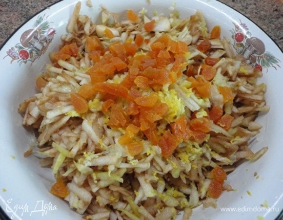 Для начинки нужно взять 500 г натертых на крупной терке яблок. Добавьте любимые сухофрукты. Крахмал, сахар и корицу перемешайте и высыпьте к яблокам. Перемешиваем и выкладываем ровным слоем на тесто.