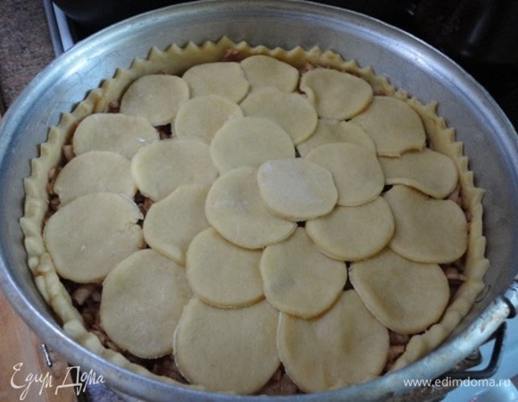 Из остатков теста вырезаем кружочки (или звездочки — как вам нравится) и укладываем сверху. Выпекаем пирог 40 минут при температуре 180°C. Я выключила духовку после 35 минут, но оставила пирог в ней еще на 5 минут.