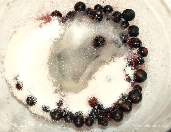 Замороженную смородину промыть холодной водой. Соединить с сахаром и водой.