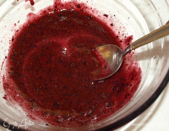 Измельчить погружным блендером до однородного состояния. Добавить растительное масло.