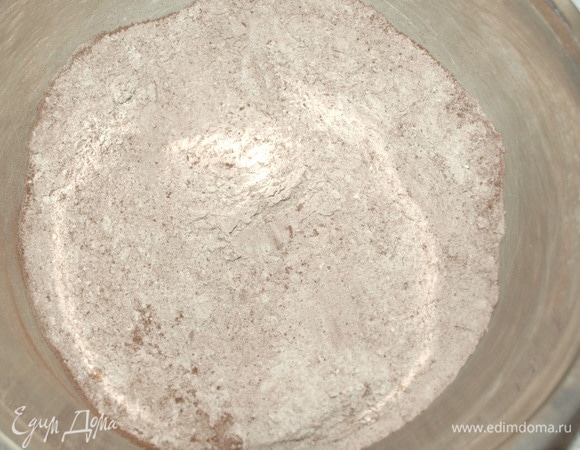 Муку просеять. Добавить соль, какао, разрыхлитель.