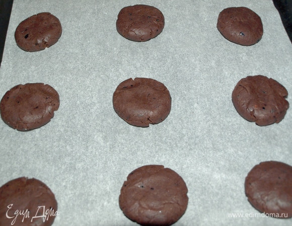 Шарики слегка придавить. Выкладываем на противень и отправляем в заранее разогретую до 180°C духовку. Выпекаем 15 минут (если больше, то печенье станет сухим).