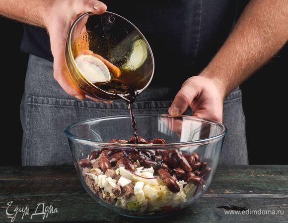 Приправьте салат солью, перцем, зеленью, добавьте штирийское масло тыквенных семечек G.FLEISCHACKER (3 ст. л). и бальзамический уксус.