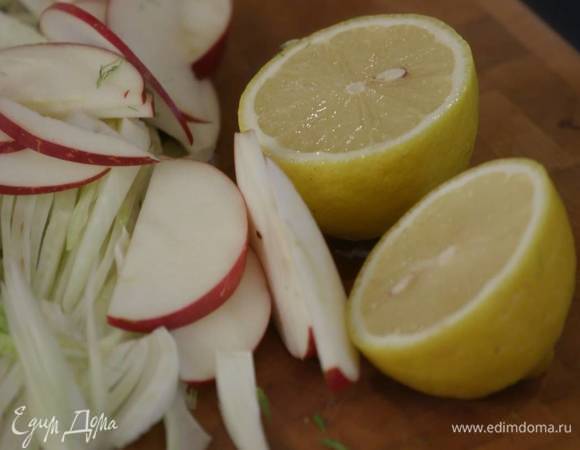 Из лимона выжать сок.