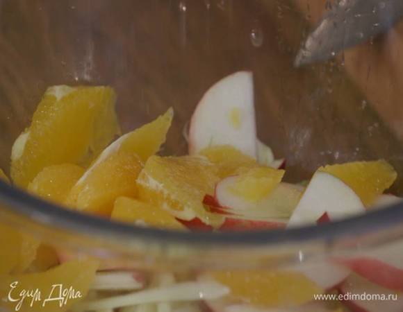 С апельсина срезать кожуру и вырезать из перепонок мякоть, сохранив при этом выделившуюся жидкость, затем добавить апельсиновую мякоть вместе с соком в салат.