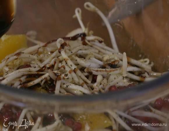 Добавить в салат ростки сои, полить оливковым маслом, наршарабом, посолить, поперчить и перемешать.