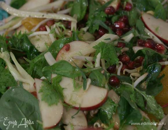 Добавить салатный микс, еще раз все перемешать, посыпать зеленью фенхеля и измельченным руками тархуном.