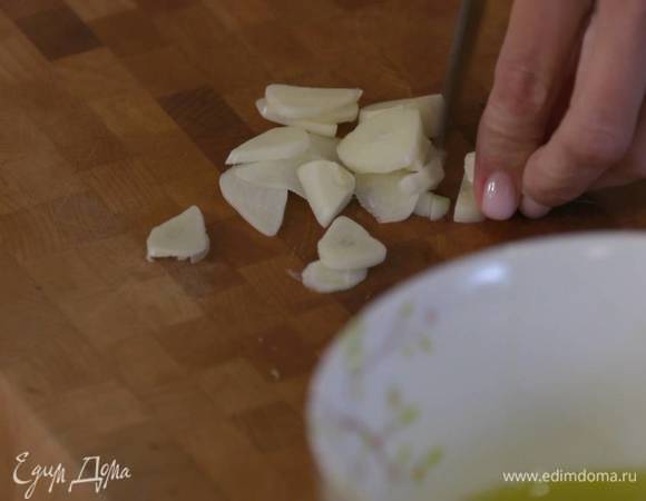 Чеснок почистить и нарезать тонкими пластинками.