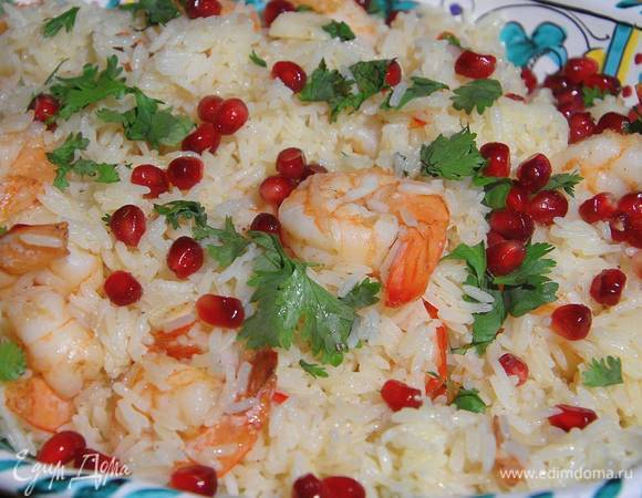 Из четвертинки граната вынуть зерна и посыпать рис.