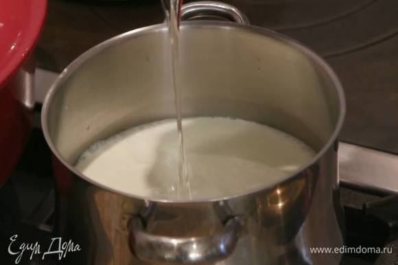 Сливки и молоко влить в кастрюлю и довести практически до кипения, как только появятся пузырьки, влить апельсиновый ликер и перемешать.