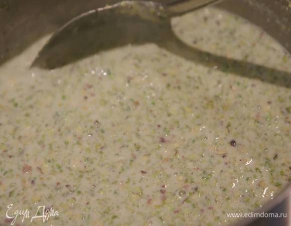 Натертую цедру и половину измельченных фисташек добавить в сливочно-молочную массу, перемешать и на медленном огне прогревать минут 10, чтобы масса уварилась на четверть.