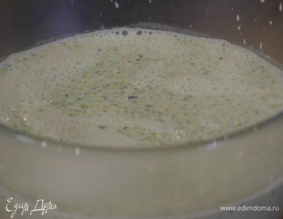 Сгущенку влить в сливочную массу, всыпать оставшиеся орехи и все перемешать, затем снять с огня, перелить в глубокую посуду и полностью остудить.