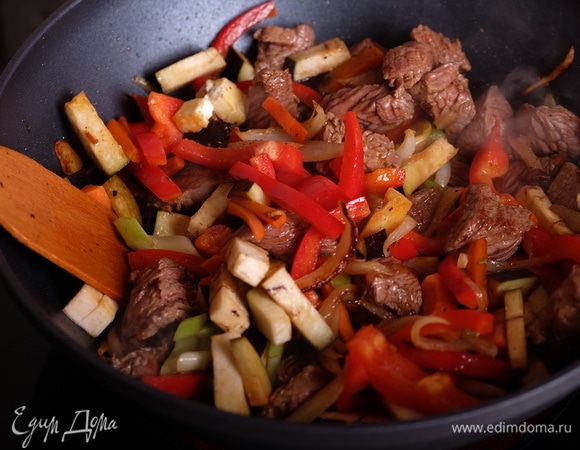 Добавить сельдерей, баклажан и сладкий перец, жарить еще 5 минут.