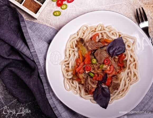 В глубокую тарелку выложить лапшу, сверху выложить соус из овощей и мяса, посыпать рубленым фиолетовым базиликом. Подавать сразу же.