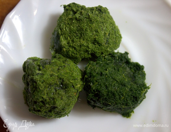 Шпинат достать и разморозить заранее.