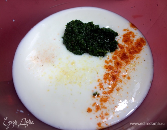 Перенести кубик шпината в кефир, добавить специи.