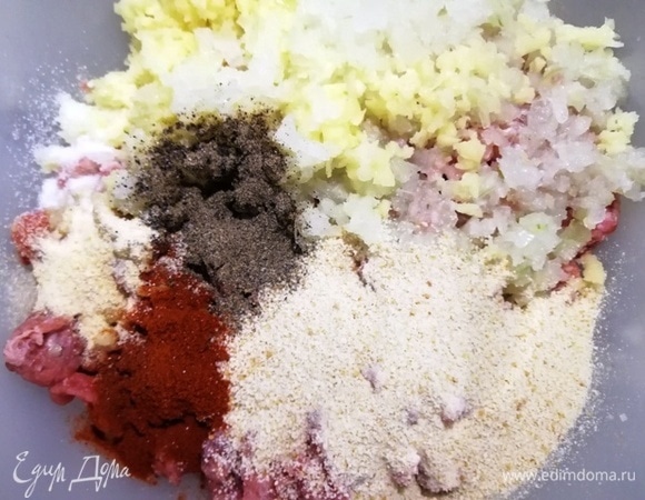 Добавляем специи и панировочные сухари. Перемешиваем и оставляем фарш минут на 20.