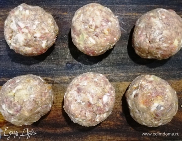 Фарш отдохнул, формируем из него круглые заготовки. У меня получилось 9 штук.