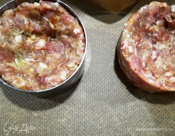 Мясной шарик я выкладываю в кулинарное кольцо, приминаю в центре, формируя бортики.