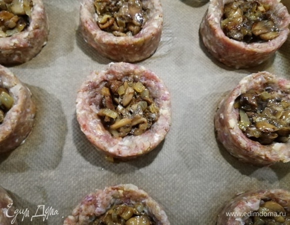 В центр корзинки выкладываем чайную ложку грибов.