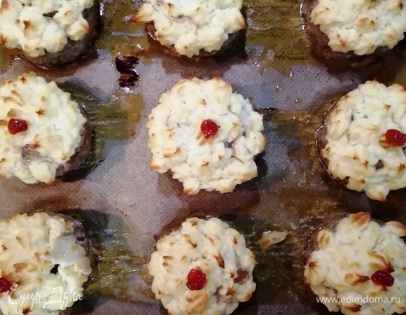 Выпекаем наши корзиночки 30 минут при 200°С в духовке. Я украсила центр вяленой вишней.